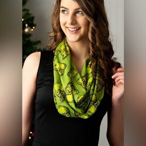 NWT Elope Dr Seuss The Grinch light weight scarf